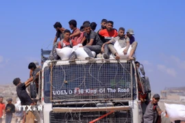 Người dân Palestine nhận hàng viện trợ tại Beit Lahia, Dải Gaza ngày 1/8/2025. (Ảnh: THX/TTXVN)