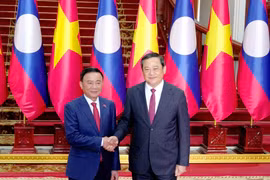 Thường trực Ban Bí thư Trần Cẩm Tú hội kiến Thủ tướng Lào Sonexay Siphandone. (Ảnh: Phương Hoa/TTXVN)