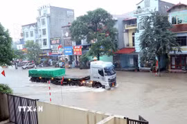 Đường Lương Ngọc Quyến, phường Phan Đình Phùng (Thái Nguyên) bị ngập sâu trong nước. (Ảnh minh họa: Trần Trang/TTXVN)