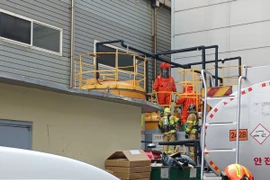 Lính cứu hỏa kiểm tra hiện trường sau vụ rò rỉ khí gas tại một nhà máy sản xuất linh kiện bán dẫn ở quận Michuhol, Incheon ngày 9/9. (Ảnh: koreajoongangdaily)