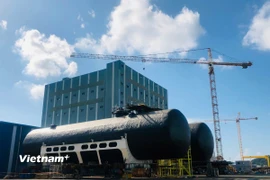 Bồn chứa nhiên liệu LNG tại nhà máy (Ảnh: PV/Vietnam+)