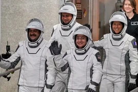 Các phi hành gia thuộc phi hành đoàn 12, gồm phi công Jack Hathaway, phi hành gia người Nga Andrei Fedyaev, chỉ huy Jessica Meir và phi hành gia Sophia Adenot của Cơ quan Vũ trụ châu Âu (ESA) người Pháp, rời tòa nhà Điều hành và Kiểm tra trước khi đến bệ phóng số 40 tại Trạm Không gian Cape Canaveral ở Cape Canaveral, Florida, ngày 13/2/2026, trong một sứ mệnh lên Trạm Vũ trụ Quốc tế. (Ảnh AP)