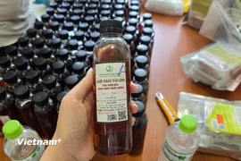 Sản phẩm rượu hỗ trợ sinh lý Kháu Vài Lèng giả do Diễn và đồng bọn sản xuất.