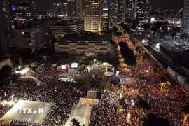 Đám đông khổng lồ người biểu tình tại trung tâm Tel Aviv. (Ảnh TTXVN phát)