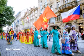 Phần trình diễn của đoàn Việt Nam gây ấn tượng sâu sắc với hình ảnh lá cờ đỏ sao vàng cùng những tà áo dài và trang phục dân tộc rực rỡ. (Ảnh: Việt Thắng/Vietnam+)