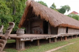 Nhà dài Ê Đê được dựng trên cơ sở nhà của gia đình bà H’Đách Êban (người Êđê Kpạ) làm năm 1967 ở buôn Ky, tỉnh Đắc Lắc. Nhà dài 42,50m, sàn cao 1,10m và rộng 6m; có gần 300 hiện vật được trưng bày tại đây. (Nguồn: Bảo tàng Dân tộc học Việt Nam)