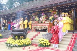 Các nữ quan thực hiện lễ dâng hương, hoa tưởng nhớ, tri ân công đức Tổ Mẫu Âu Cơ. (Ảnh: Nguyễn Thảo/TTXVN)