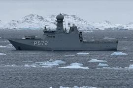 Tàu Hải quân Hoàng gia Đan Mạch tuần tra quanh đảo Greenland ngày 16/3/2025. (Ảnh: AA)