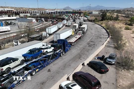 Xe tải chở hàng lưu thông trên cao tốc ở Nogales, bang Sonora, Mexico ngày 2/4/2025. (Ảnh: THX/TTXVN)