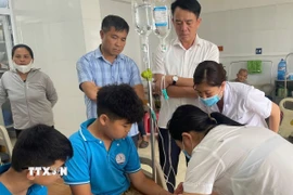 Các học sinh đang được điều trị tại Trung tâm y tế huyện Hòa An. (Ảnh: TTXVN phát)