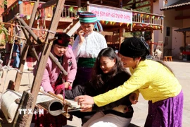 Du khách được trải nghiệm thực tế và được nghệ nhân hướng dẫn dệt thổ cẩm tại Không gian văn hóa truyền thống xã Đồng Văn (Tuyên Quang). (Ảnh: Đức Thọ/TTXVN)