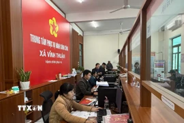 Cán bộ công chức, viên chức tại trung tâm phục vụ hành chính công xã Vĩnh Thuận, thành phố Hải Phòng. (Ảnh: Tiến Vĩnh/TTXVN)