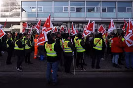 Người lao động tham gia cuộc đình công do công đoàn Verdi của Đức phát động, yêu cầu tăng lương trong khu vực công ở Munich, Đức, ngày 2/3/2023. (Nguồn: Reuters)