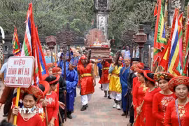 Các nghi lễ truyền thống trong Lễ hội Hoa Lư thu hút đông đảo nhân dân và du khách đến tham quan, chiêm bái. (Ảnh: Hải Yến/TTXVN)