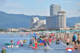 Khách du lịch tại khu nghỉ dưỡng Wonsan-Kalma ngày 1/7/2025. (Ảnh: Yonhap/TTXVN)