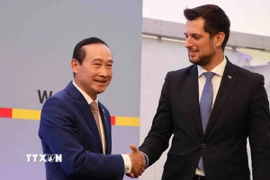 Đại sứ Việt Nam tại Bỉ Nguyễn Văn Thảo và Bộ trưởng - Thủ hiến Wallonia Adrien Dolimont. (Ảnh: Hương Giang/TTXVN)