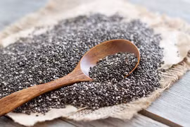 Hạt chia chứa hàm lượng axit béo lành mạnh, chất xơ, protein cùng nhiều chất chống oxy hóa thực vật tốt cho sức khỏe. (Ảnh: iStock)