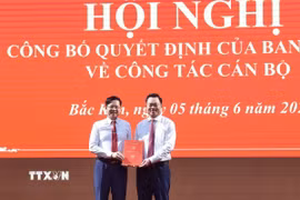 Ủy viên Trung ương Đảng, Bí thư Tỉnh ủy Bắc Kạn Hoàng Duy Chinh trao Quyết định của Ban Bí thư cho đồng chí Đinh Quang Tuyên. (Ảnh: Nguyễn Công Hải/TTXVN)