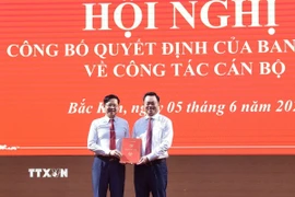 Ủy viên Trung ương Đảng, Bí thư Tỉnh ủy Bắc Kạn Hoàng Duy Chinh trao Quyết định của Ban Bí thư cho đồng chí Đinh Quang Tuyên. (Ảnh: Nguyễn Công Hải/TTXVN)