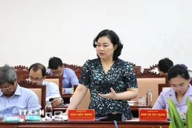 Bà Đào Bảo Minh, Trưởng Ban Nội chính Tỉnh ủy Phú Yên đóng góp ý kiến Văn kiện Đại hội. (Ảnh: Tường Quân/TTXVN)