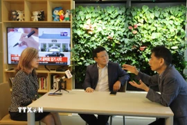 Ông Kwon Hyuk Min (giữa), ông Kwon Sung Taek (phải) trao đổi cùng Phóng viên TTXVN tại Hàn Quốc về quan hệ Việt-Hàn. (Ảnh: Trường Giang/TTXVN)