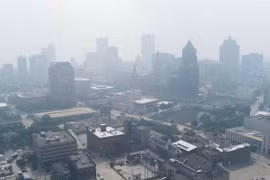 Khói mù từ các đám cháy rừng ở Canada bao phủ trung tâm thành phố Milwaukee, Mỹ ngày 31/7. (Ảnh: CNN)