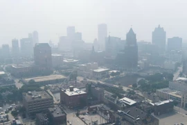 Khói mù từ các đám cháy rừng ở Canada bao phủ trung tâm thành phố Milwaukee, Mỹ ngày 31/7. (Ảnh: CNN)