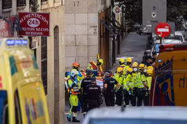 Cảnh sát Quốc gia và nhân viên cứu hộ tại hiện trường tòa nhà bị sập ở Madrid. (Nguồn: Europa Press/Getty Images)