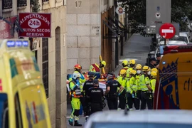 Cảnh sát Quốc gia và nhân viên cứu hộ tại hiện trường tòa nhà bị sập ở Madrid. (Nguồn: Europa Press/Getty Images)