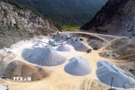 Hoạt động của 2 mỏ đá Minh Cầm và Đại Phúc Sông Gianh nằm cạnh nhau trên địa bàn xã Tuyên Bình (Quảng Trị) đang ảnh hưởng đến cuộc sống của người dân địa phương bởi bụi, ô nhiễm môi trường. (Ảnh: Tá Chuyên/TTXVN)