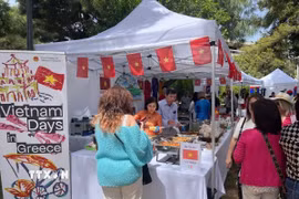 Gian hàng Việt Nam tại Hội chợ từ thiện ASEAN Plus Friends Bazaar, với nhiều sản phẩm thương hiệu quốc gia và ẩm thực truyền thống, thu hút sự quan tâm của đông đảo người dân sở tại và bạn bè quốc tế. (Ảnh: TTXVN phát)