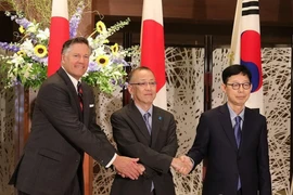 (Từ trái sang) Thứ trưởng Ngoại giao Mỹ Christopher Landau, Thứ trưởng Ngoại giao Nhật Bản Takehiro Funakoshi, giữa và Thứ trưởng Ngoại giao Hàn Quốc Park Yoon Joo. (Ảnh: Yonhap)