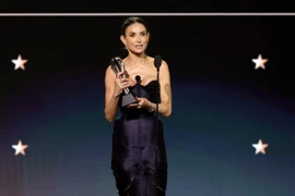 Minh tinh Demi Moore giành giải “Nữ diễn viên xuất sắc nhất” tại Critics Choice Awards 2025. (Ảnh: Getty)