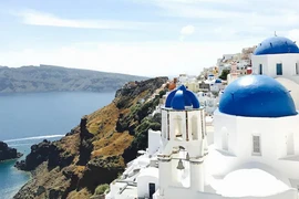 Hòn đảo du lịch nổi tiếng Santorini hứng chịu hàng loạt trận động đất. (Ảnh: NDTV)