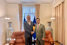 Đại sứ Việt Nam tại Pháp Trịnh Đức Hải tiếp và làm việc với đồng chí Taylan Coskun, Ủy viên Bộ Chính trị Đảng Cộng sản Pháp (PCF), phụ trách quan hệ với Việt Nam. (Ảnh: TTXVN phát)