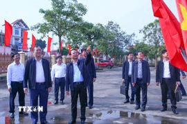 Bí thư Tỉnh ủy Ninh Bình Đặng Xuân Phong cùng đoàn công tác kiểm tra công tác tuyên truyền Đại hội đại biểu toàn quốc lần thứ XIV của Đảng tại xã Quỹ Nhất. (Ảnh: Công Luật/TTXVN)