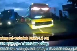 Hình ảnh tài xế xe khách vượt ẩu. (Ảnh: CTV/TTXVN)