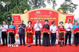 Chủ tịch Quốc hội Trần Thanh Mẫn và nguyên Tổng Bí bí thư Nông Đức Mạnh cùng đại biểu cắt băng khánh thành Nhà tưởng niệm Chủ tịch Tôn Đức Thắng. (Ảnh: Doãn Tấn/TTXVN)