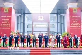 Tổng Bí thư Tô Lâm cùng các đại biểu thực hiện nghi thức cắt băng khánh thành Trụ sở Bộ Công an tại số 96 Nguyễn Du, thành phố Hà Nội. (Ảnh: Phạm Kiên/TTXVN)