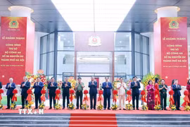 Tổng Bí thư Tô Lâm cùng các đại biểu thực hiện nghi thức cắt băng khánh thành Trụ sở Bộ Công an tại số 96 Nguyễn Du, thành phố Hà Nội. (Ảnh: Phạm Kiên/TTXVN)