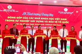 Các đại biểu cắt băng khai trương trưng bày. (Ảnh: Vũ Hà/TTXVN)