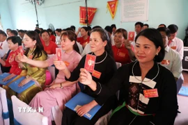 Các đại biểu biểu quyết thông qua dự thảo Nghị quyết Đại hội đại biểu Đảng bộ xã Yên Định (Bắc Ninh) nhiệm kỳ 2025-2030. (Ảnh: Danh Lam/TTXVN)