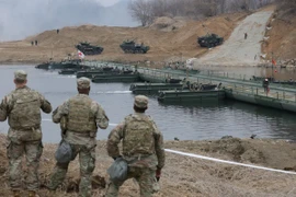 Một xe bọc thép Stryker của quân đội Mỹ vượt qua cầu phao trong cuộc tập trận vượt sông chung giữa Hàn Quốc và Mỹ được tổ chức tại sông Imjin thuộc huyện Yeoncheon, tỉnh Gyeonggi ngày 14/3. (Nguồn: Yonhap)