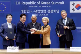 Trong khuôn khổ Hội nghị Thượng đỉnh Liên minh châu Âu (EU) - Hàn Quốc diễn ra tại Brussels (Bỉ) ngày 10/6/2026, EU và Hàn Quốc đã chính thức ký kết Hiệp định thương mại kỹ thuật số (DTA), đánh dấu bước phát triển mới trong quan hệ đối tác kinh tế giữa hai bên và khẳng định cam kết thúc đẩy thương mại mở, minh bạch, dựa trên luật lệ. Ảnh (từ trái sang): Bộ trưởng Thương mại Hàn Quốc Yeo Han-koo, Tổng thống Hàn Quốc Lee Jae Myung, Chủ tịch Hội đồng châu Âu Antonio Costa, Chủ tịch Ủy ban châu Âu Ursula von der Leyen và Ủy viên EU phụ trách thương mại và an ninh kinh tế Maros Sefcovic tại lễ ký. (Ảnh: Yonhap/TTXVN)