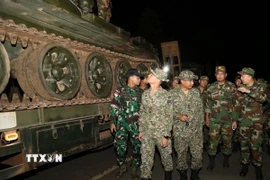 Các quan sát viên ASEAN giám sát hoạt động rút khí tài quân sự, vũ khí hạng nặng của Quân đội Campuchia khỏi khu vực biên giới tranh chấp. (Ảnh: AKP/TTXVN phát)