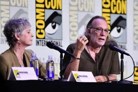 Nữ diễn viên Melissa McBride (vai Carol Peletier) và đạo diễn Greg Nicotero tham dự một buổi hội thảo về "The Walking Dead: Daryl Dixon" tại San Diego ngày 25/7. (Nguồn: AP)