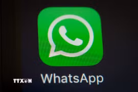 Biểu tượng WhatsApp trên một màn hình điện thoại. (Nguồn: AFP/TTXVN)