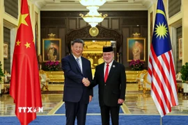 Quốc vương Malaysia Ibrahim (phải) và Chủ tịch Trung Quốc Tập Cận Bình trong lễ đón cấp nhà nước được tổ chức tại Hoàng cung sáng ngày 16/4. (Ảnh: TTXVN phát)
