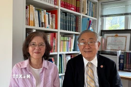 Vợ chồng Giáo sư Furuta. (Ảnh: Xuân Giao/TTXVN)