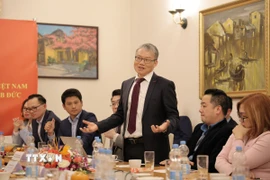 Giáo sư-Tiến sỹ Nguyễn Xuân Thính, trường Đại học TU Dortmund, Chủ tịch VGI, phát biểu tại buổi làm việc. (Ảnh: Thu Hằng/TTXVN)